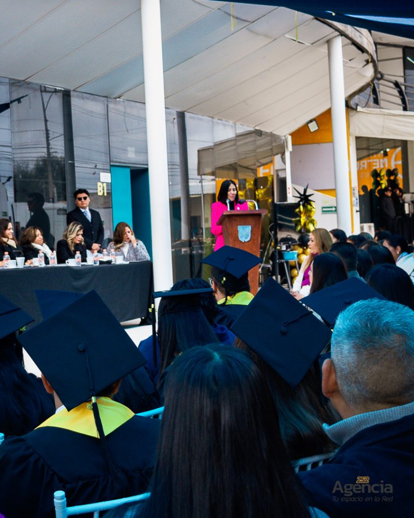 Si eres profesional y creativo, Querétaro es la tierra de las oportunidades, aseguró Liliana San Martín Castillo, Secretaria del Trabajo de la entidad, al asistir a la Ceremonia de Graduación y noveno aniversario de la Universidad Metropolitana, Campus San Juan del Río.